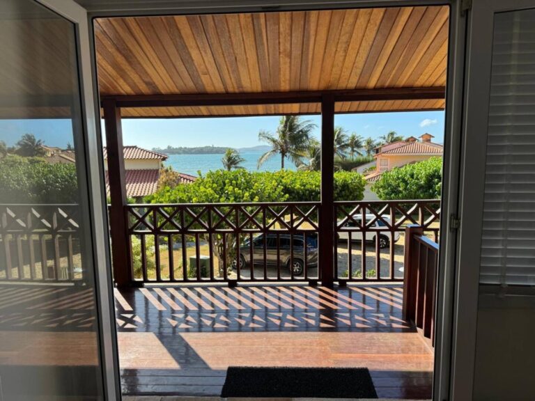 Búzios | Casa de alto padrão pé na areia. Localizada no Condomínio Dom Diogo que fica em uma área super exclusiva em Búzios, o Arpoador da Rasa.