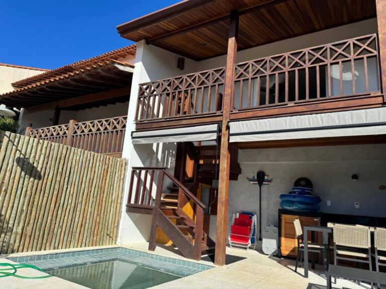 Búzios | Sala espaçosa e uma pequena piscina na casa